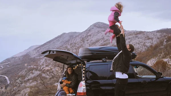 Happy Family Assis Dans Coffre Ouvert Une Voiture Noire Avec — Photo