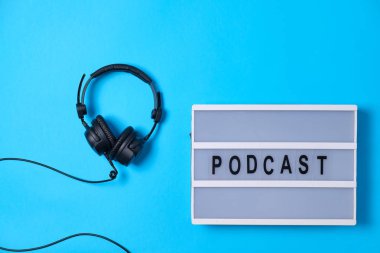 Kulaklıklar ve Podcast kelime lightbox mavi arka plan 