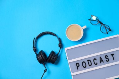 Podcast kelime lightbox, kulaklık ile müzik arka plan ve