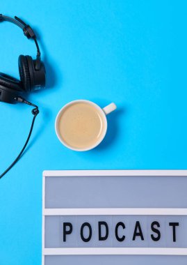 Podcast kelime lightbox, kulaklık ile müzik arka plan ve