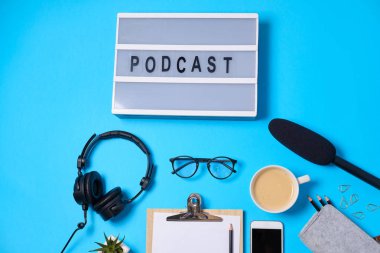 Kulaklık, mikrofon, kahve ile müzik veya podcast arka plan 