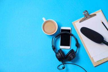 Kulaklık, mikrofon, kahve ile müzik veya podcast arka plan 