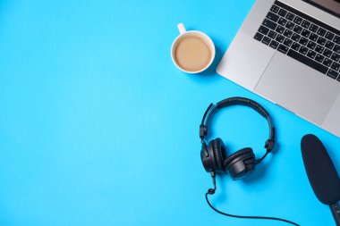Kulaklık, mikrofon, kahve ile müzik veya podcast arka plan 