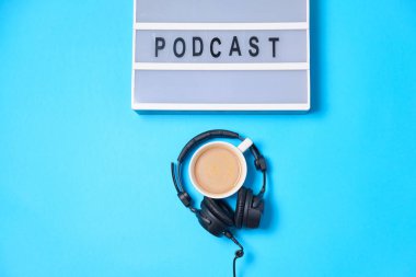 Podcast kelime lightbox, kulaklık ile müzik arka plan ve