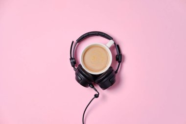 Üzerinde kahve ve kulaklık ile müzik veya podcast arka plan