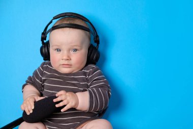 Erkek bebek mi ve kulaklık ile müzik veya podcast arka plan
