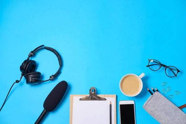 Musik eller podcast bakgrund med hörlurar, mikrofon, kaffe — Stockfoto