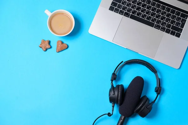 Musik eller podcast bakgrund med hörlurar, mikrofon, kaffe — Stockfoto