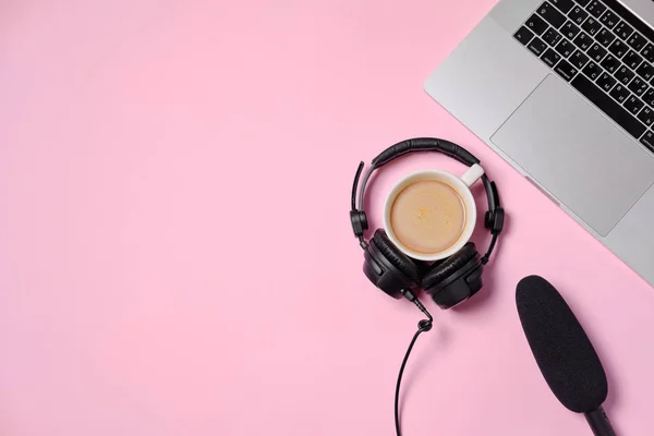 Kulaklık, mikrofon, kahve ile müzik veya podcast arka plan 