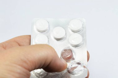 bir paket bir doktor tarafından reçete tablet hap el verir,