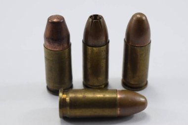 mermi bir beyaz fone farklı kartuşları bir tabanca için mücadele