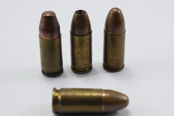 Kampfkugeln Für Eine Pistole Verschiedene Patronen Auf Weißem Fone — Stockfoto