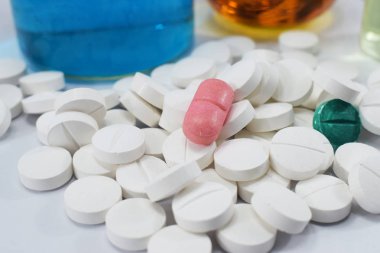 bir sürü ortasında pembe bir beyaz yuvarlak tablet ve kimyasallar, toptan ile farklı pamuk şişeler