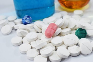 bir sürü ortasında pembe bir beyaz yuvarlak tablet ve kimyasallar, toptan ile farklı pamuk şişeler