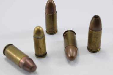 mermi bir beyaz fone farklı kartuşları bir tabanca için mücadele