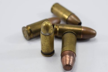 mermi bir beyaz fone farklı kartuşları bir tabanca için mücadele