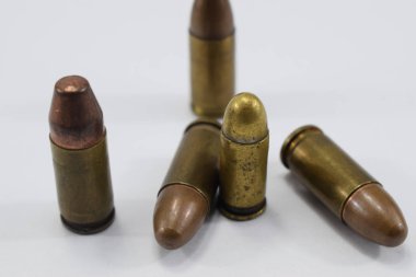 mermi bir beyaz fone farklı kartuşları bir tabanca için mücadele