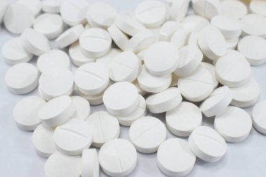 bir sürü ortasında pembe bir beyaz yuvarlak tablet ve kimyasallar, toptan ile farklı pamuk şişeler