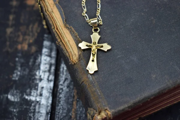 bir altın yalan ve antik kutsal İncil'tablosundaki Çapraz