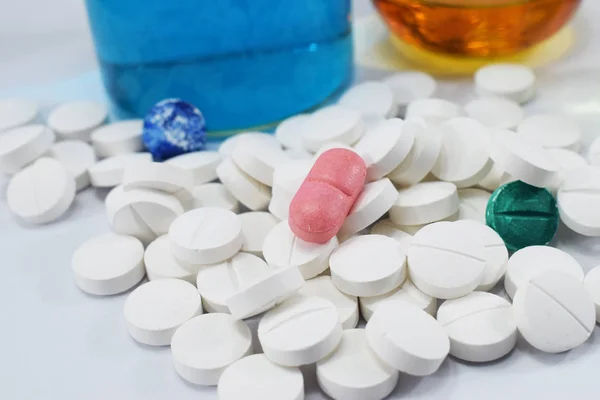 bir sürü ortasında pembe bir beyaz yuvarlak tablet ve kimyasallar, toptan ile farklı pamuk şişeler