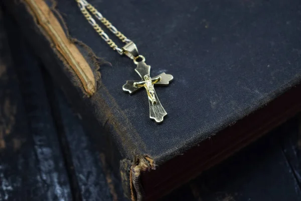 bir altın yalan ve antik kutsal İncil'tablosundaki Çapraz