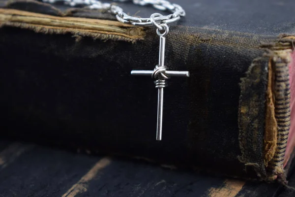 银色十字架谎言在老圣洁圣经 — 图库照片