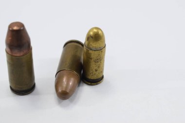 mermi bir beyaz fone farklı kartuşları bir tabanca için mücadele