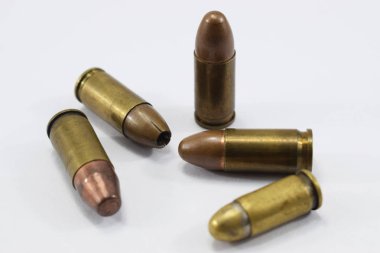 mermi bir beyaz fone farklı kartuşları bir tabanca için mücadele