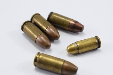 mermi bir beyaz fone farklı kartuşları bir tabanca için mücadele