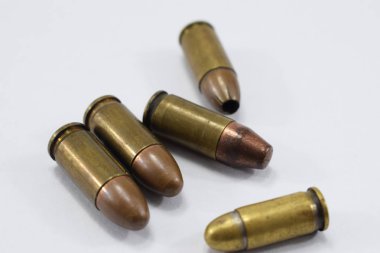 mermi bir beyaz fone farklı kartuşları bir tabanca için mücadele