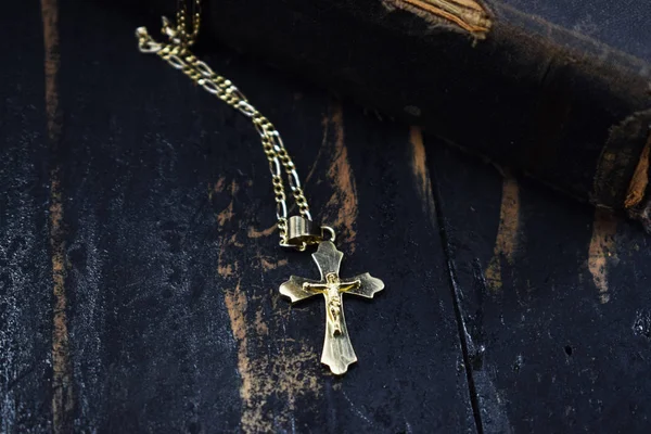 bir altın yalan ve antik kutsal İncil'tablosundaki Çapraz