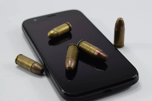 Balas Combate Para Una Pistola Diferentes Cartuchos Teléfono Móvil Sobre — Foto de Stock