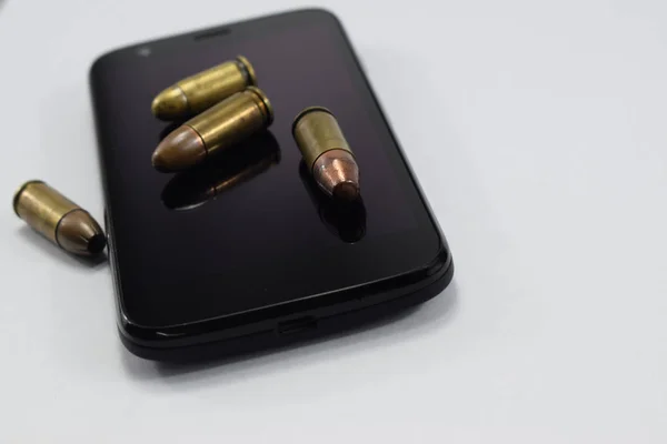 Боевые Патроны Пистолета Различные Патроны Мобильный Телефон Белом Фоне — стоковое фото