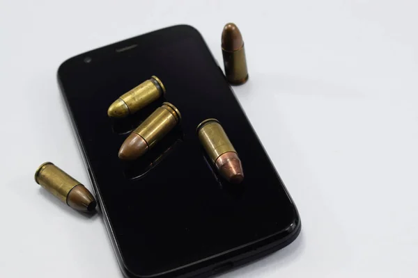 Balas Combate Para Una Pistola Diferentes Cartuchos Teléfono Móvil Sobre — Foto de Stock