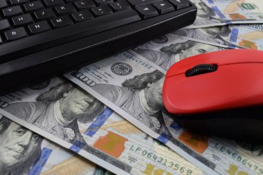 Online iş (serbest), bilgisayar ve bir sürü para, dolar üzerinden masaüstü klavye fare