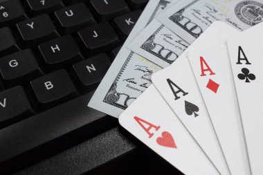 Casino online, gerçek para. Tablo para (dolar), iskambil, klavye