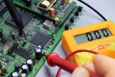 Elektronik yönetim kurulu tarafından atölye test çalışmasını denetleme