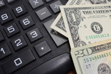 Resepsiyon bir hesap makinesi ve para (dolar), iş ve başarı sembolü