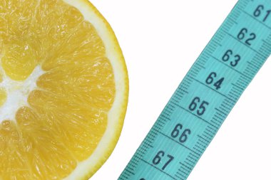 Beyaz bir arka plan, kilo kaybı ve diyet sembolü greyfurt ve zayıflama bandı