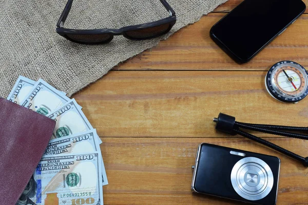 Paszport Pieniądze Dolarów Amerykańskich Wakacje Kamery Okulary Inne Rzeczy Stole — Zdjęcie stockowe