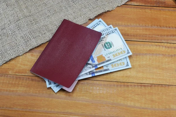 Pasaporte Con Dinero Dólares Para Vacaciones Encuentra Sobre Mesa —  Fotos de Stock