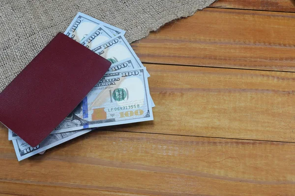 Paszport Pieniądze Dolarów Wakacje Leży Stole — Zdjęcie stockowe