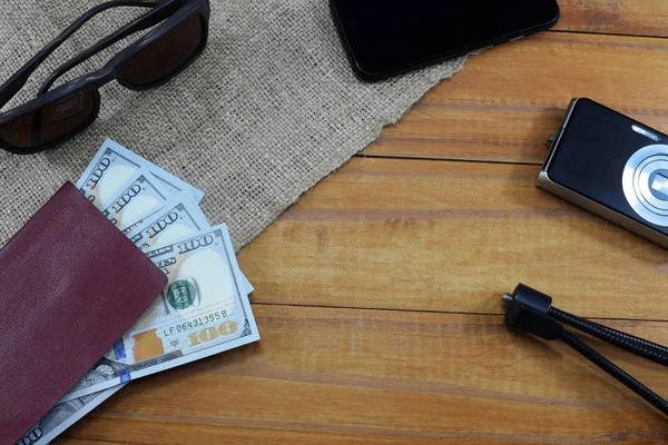 Pasaporte Con Dinero Dólares Para Vacaciones Cámara Gafas Diferentes Cosas —  Fotos de Stock