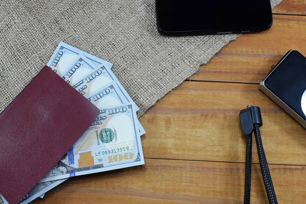 Reisepass Mit Geld Dollar Für Urlaub Kamera Brille Und Verschiedene — Stockfoto