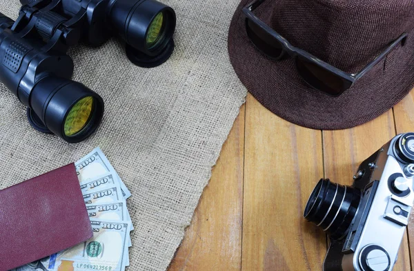 Urlaub Reisen Auf Dem Tisch Liegt Ein Reisepass Mit Geld — Stockfoto