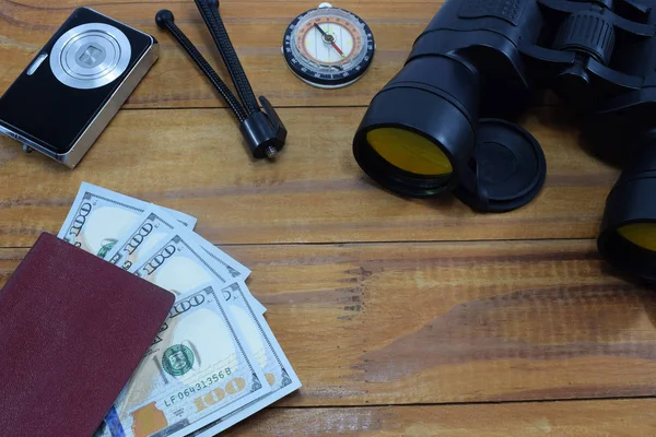 Andare Vacanza Viaggio Sul Tavolo Passaporto Con Soldi Dollari Occhiali — Foto Stock