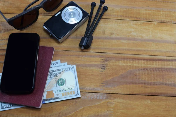Urlaub Reisen Auf Dem Tisch Liegt Ein Reisepass Mit Geld — Stockfoto