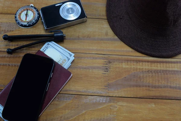 Andare Vacanza Viaggio Sul Tavolo Passaporto Con Soldi Dollari Occhiali — Foto Stock