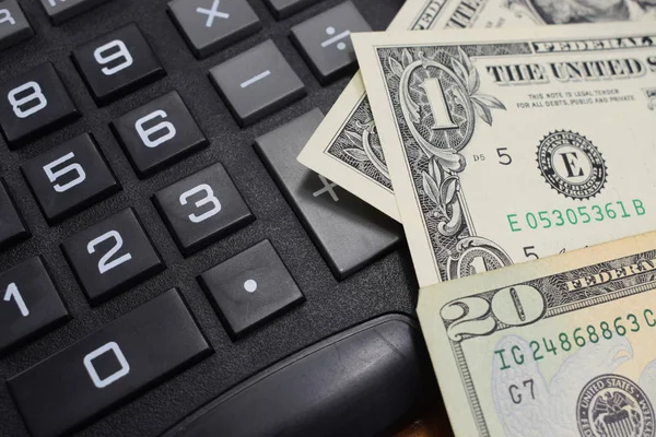 Resepsiyon bir hesap makinesi ve para (dolar), iş ve başarı sembolü