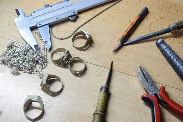 Schmuckindustrie Arbeitet Der Juwelier Mit Produkten Aus Edelmetallen — Stockfoto